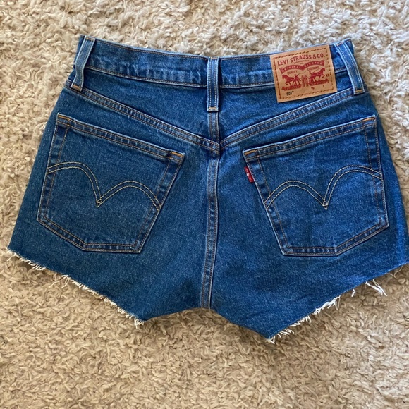 501 Levi’s Jean cut off shorts - Picture 3 of 6